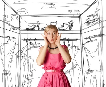 vrouw die moeite heeft haar huis op te ruimen